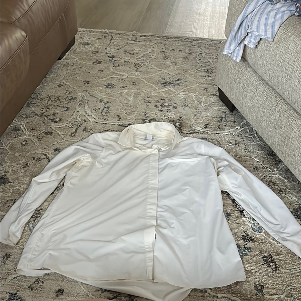 Athleta women’s breathable button up blouse